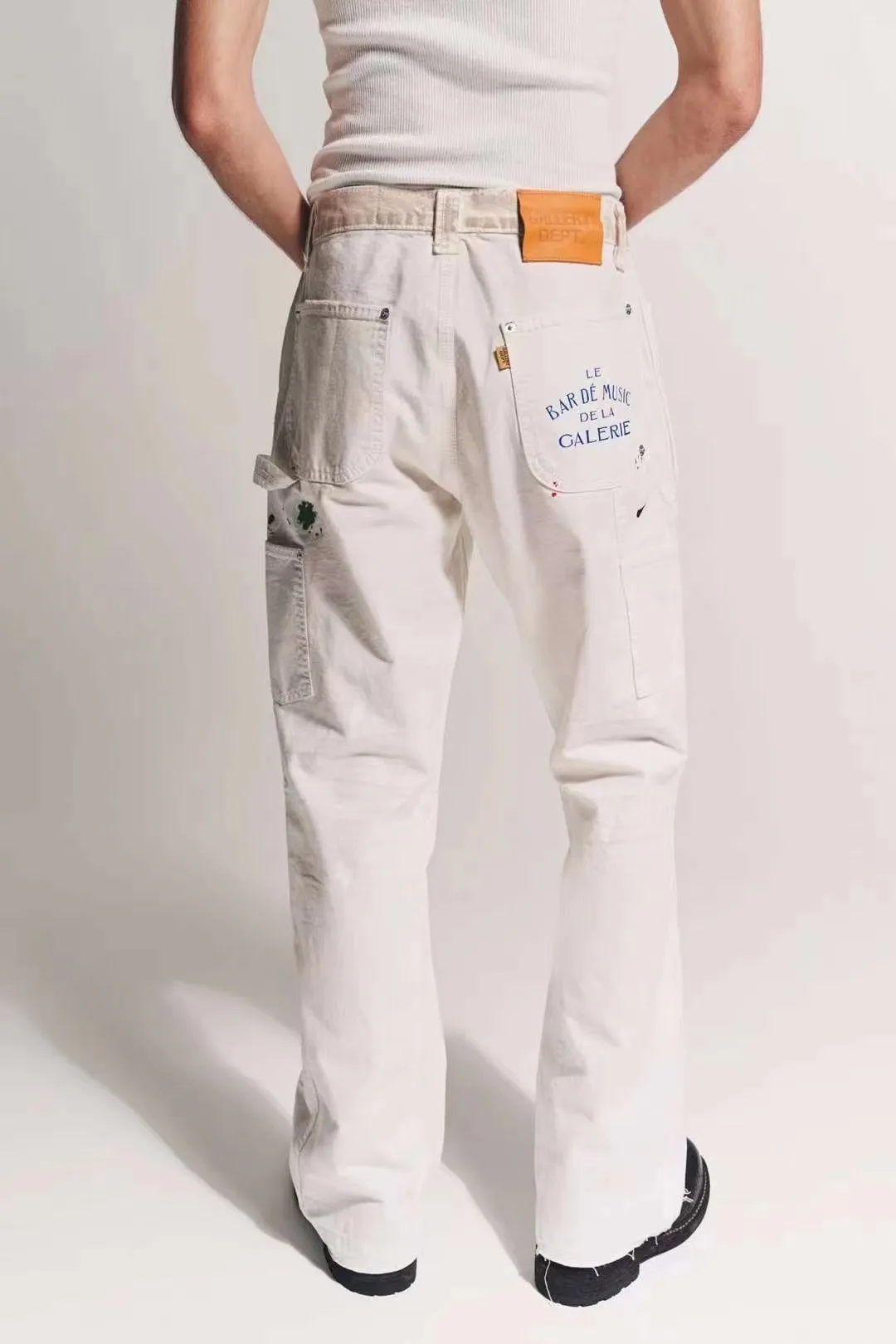 GALLERY DEPT. PAINTED CARPENTER FLARE graffiti logging pants, size 30/32/34/36, pure logging workwear style! Super heavy industry, mud dyeing and cleaning, worn out holes, all molded and customized, accessories are complete and correct! Artificial ink graffiti, tedious and heavy work